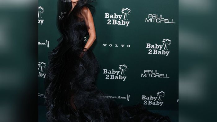 Besondere Gala: Das Model sorgt unter den Hollywood-Stars für Aufsehen