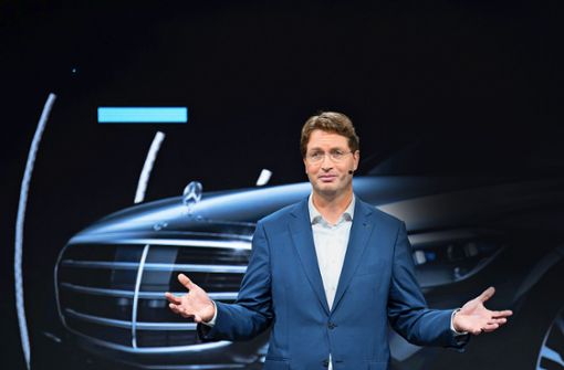 Mercedes-Chef Ola Källenius hat dem Konzern eine Strategie mit starkem Fokus auf luxuriöse, elektrisch angetriebene Autos verordnet. Foto: dpa/Silas Stein