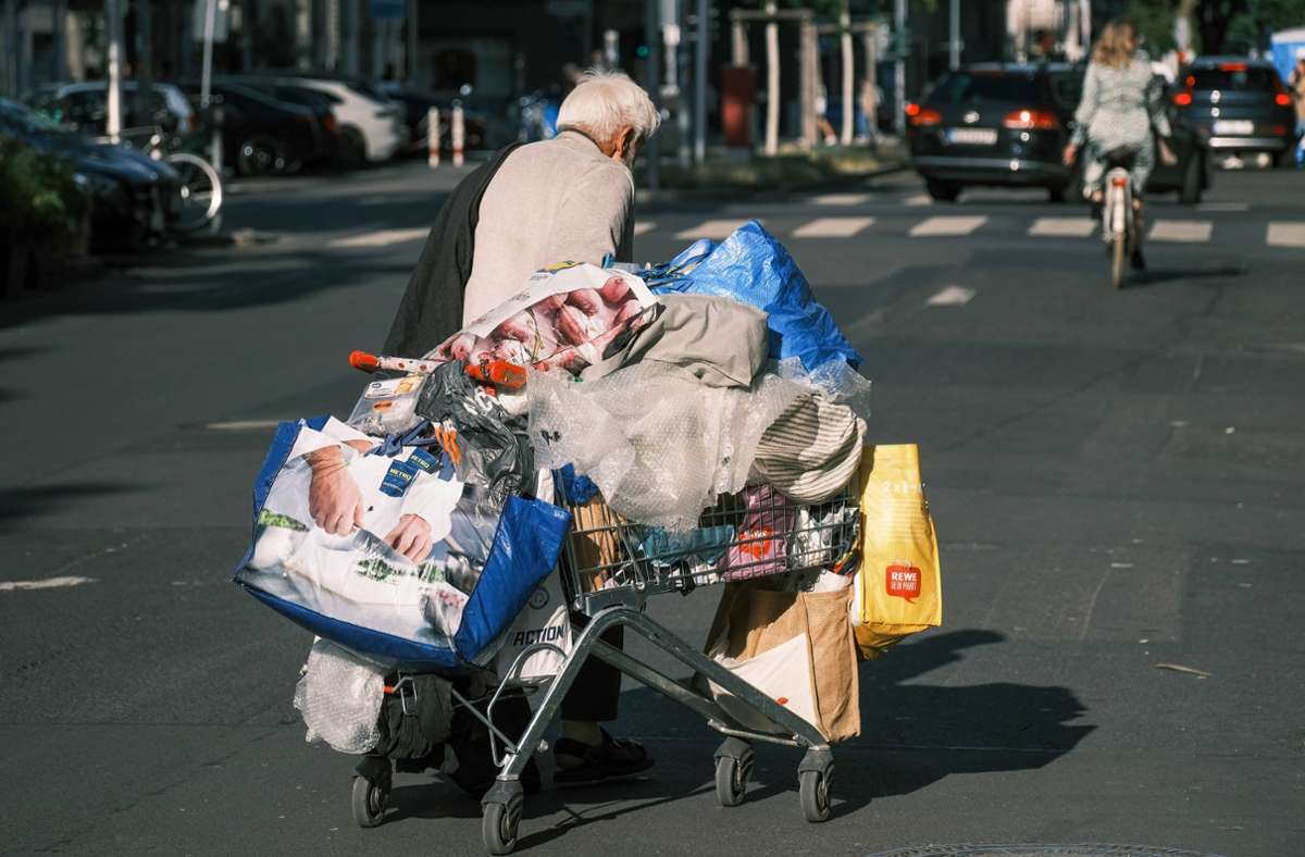 Viele Menschen in Deutschland sind armutsgefährdet (Symbolbild). Foto: IMAGO/Michael Gstettenbauer