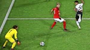Fußball-Spektakel in Köln: Serge Gnabry (re.) erzielt per Hacke den 3:3-Ausgleich. Foto: Baumann