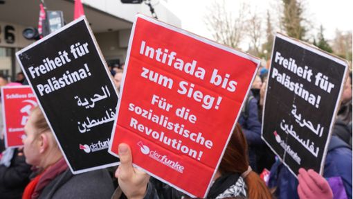 Auf einer Demo an der Freien Universität Berlin fordern junge Menschen eine Intifada. Der Begriff bezeichnet  palästinensische Aufstände gegen Besatzung. Foto: Imago/Serienlicht