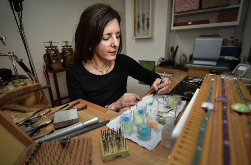 Wenn Katrin Köhler die Emaille auf ihren Schmuck aufträgt, ist ein ruhiges Händchen gefragt. Foto: geschichtenfotograf.de