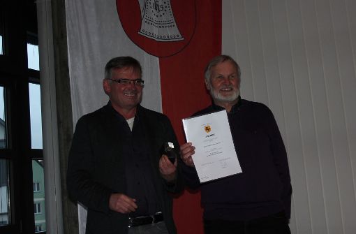 Bezirksvorsteher Bernd-Marcel Löffler (l.) hat die Auszeichnung an Fridtjof Schmidt-Eisenlohr  überreicht. Foto: Torsten Ströbele