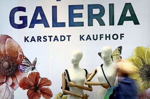 Ein Plakat mit dem gemeinsamen Markennamen „Galeria“ hängt bereits im Schaufenster der ehemaligen Kaufhof Filiale in Köln. Foto: dpa