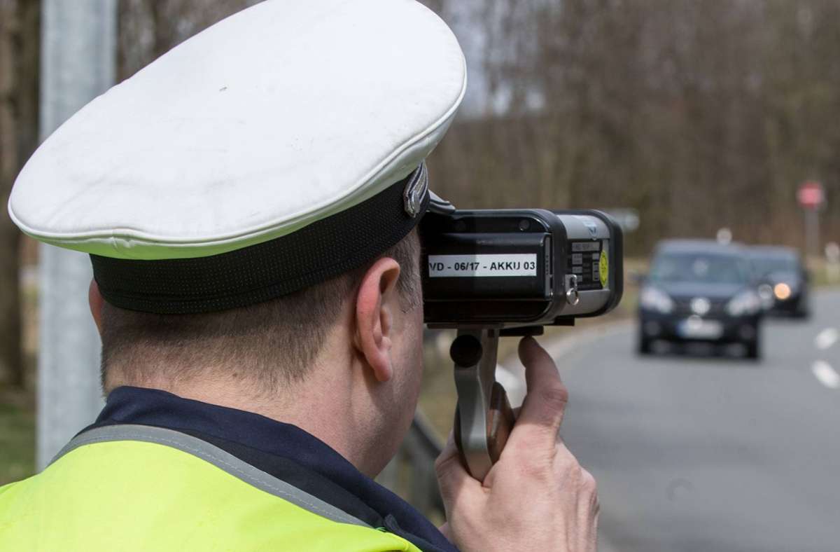 Ein Polizeibeamter kontrolliert Geschwindigkeitsverstöße. (Symbolbild) Foto: imago//Deutzmann