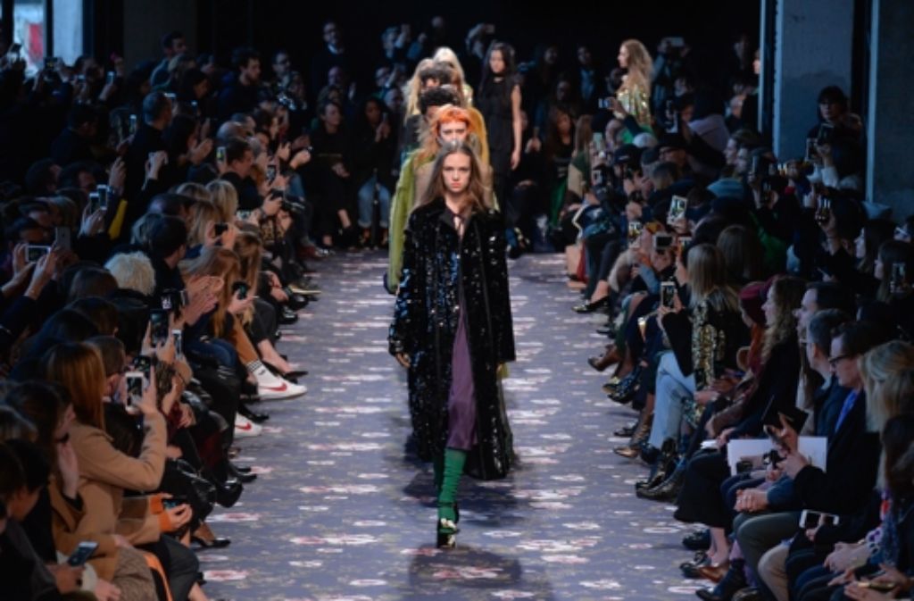 Auf der Fashion Week in Paris wird seit Anfang März wieder Modegeschichte geschrieben, verschiedene Designer präsentieren hier ihre neusten Kollektionen.