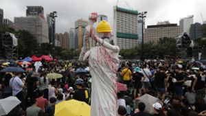 Allen Drohungen aus Peking zum Trotz sind in Hongkong am Sonntag wieder mehr als eine Million Anhänger der Demokratiebewegung auf die Straße gegangen. Foto: dpa