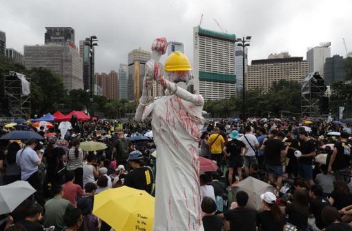 Allen Drohungen aus Peking zum Trotz sind in Hongkong am Sonntag wieder mehr als eine Million Anhänger der Demokratiebewegung auf die Straße gegangen. Foto: dpa