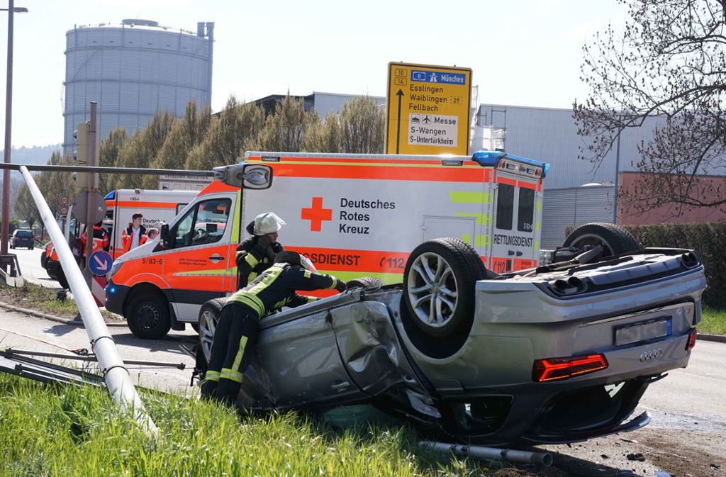 Ein 21-Jähriger wurde bei einem Unfall auf der B10 in Stuttgart-Ost schwer verletzt.
