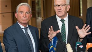 Regierungschef Winfried Kretschmann (Grüne, re.) und Vize Thomas Strobl (CDU) verkündeten am Mittwoch die Einigung auf Fahrverbote. Foto: dpa