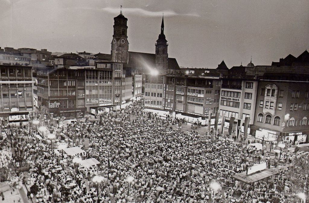 Die ersten Langen Nächte auf dem Marktplatz in Stuttgart: Anfang der 70er Jahre strömten die Menschen erstmals zum Feiern in die Innenstadt.