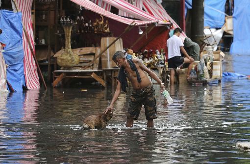 Der Taifun Nock-Ten hat in Quezon City nördlich von Manila für überflutete Straßen gesorgt. Foto: AP