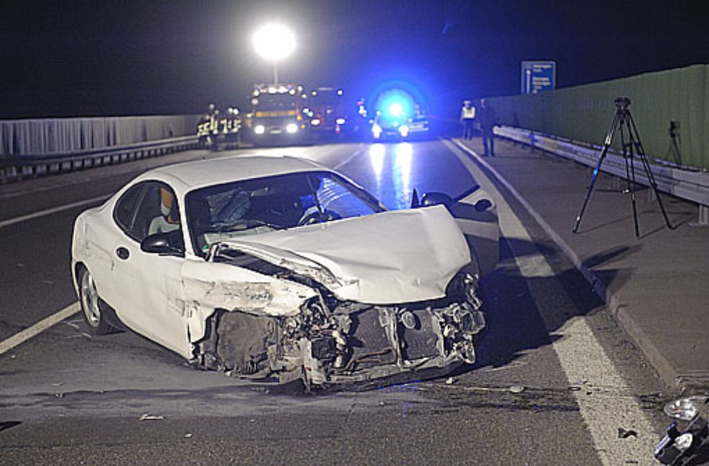 Bei einem Unfall auf einer Autobahnbrücke bei Ehningen ist ein Autofahrer in der Nacht zum Mittwoch in die Tiefe gestürzt. Der 38-Jährige war sofort tot.