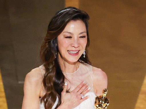 Michelle Yeoh mit ihrem Oscar für Everything Everywhere All At Once. Foto: Myung J. Chun/Getty Images