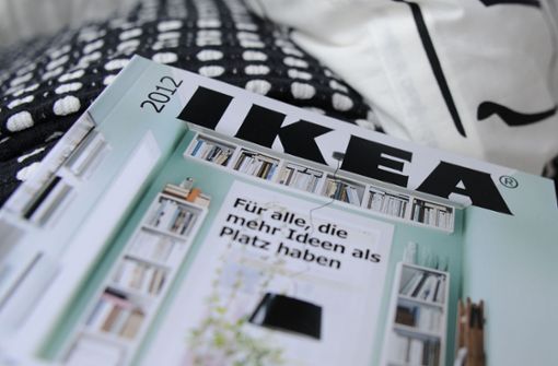 Den Ikea-Katalog gibt es jetzt als stundenlanges Hörbuch. Foto: Angelika Warmuth/dpa
