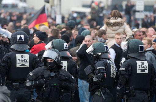Am Mittwoch waren in sozialen Medien Bilder aufgetaucht, die Möritz als Ordner bei einer rechtsextremen Demo in Halle 2011 zeigen sollen. (Symbolbild) Foto: dpa