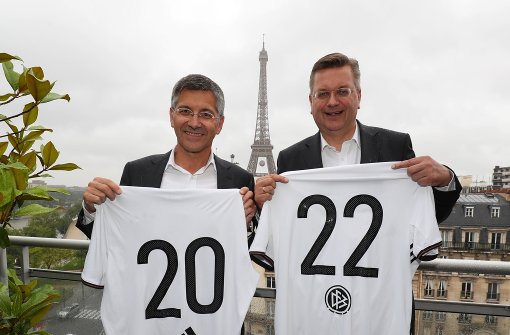 Reinhard Grindel (rechts) und Adidas-Vorstand Herbert Hainer freuen sich: Adidas bleibt bis 2022 der Ausrüster der Deutschen Nationalmannschaft. Foto: dpa