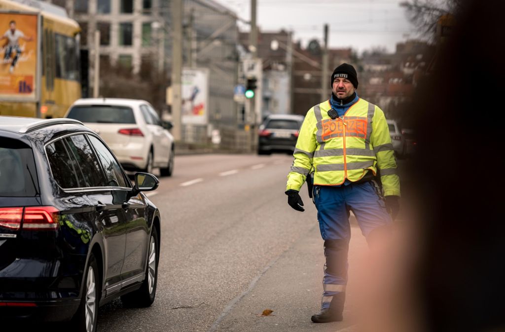 Die Polizei überwacht den fahrenden Verkehr. Für den ruhenden – also Parkverstöße und dergleichen – ist die städtische Verkehrsüberwachung zuständig.