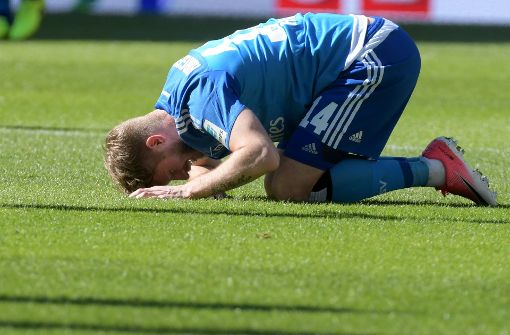 Aaron Hunt am Boden: Mit seinem HSV bot der Angreifer in Augsburg eine indiskutable Leistung. Foto: dpa