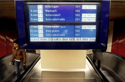 Alle aktuellen Informationen zum S-Bahn-Netz, wie hier 2011 am Abgang zum Tiefbahnsteig unterm Hauptbahnhof, sollen ab 2014 vom zentralen Ansagezentrum aus gesteuert werden. Foto: dpa