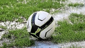 Zu viel Wasser und Schnee: Das Spiel ist wegen der Platzbedingungen gefährdet. Foto: Archiv (avanti)