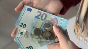 Bislang bezahlt ein Großteil der Deutschen lieber mit Bargeld. Foto: dpa-Zentralbild