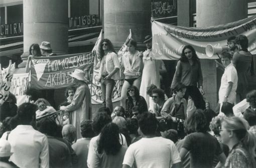 Zum „Homobefreiungstag“ haben sich am 30. Juni 1979 etwa 400 Demonstranten am Königsbau getroffen. Foto: Uli Kraufmann
