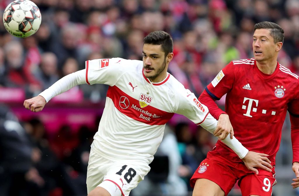 Ozan Kabak (li.) vom VfB Stuttgart setzt sich mit Bayern-Star Robert Lewandowski auseinander. Foto: Getty