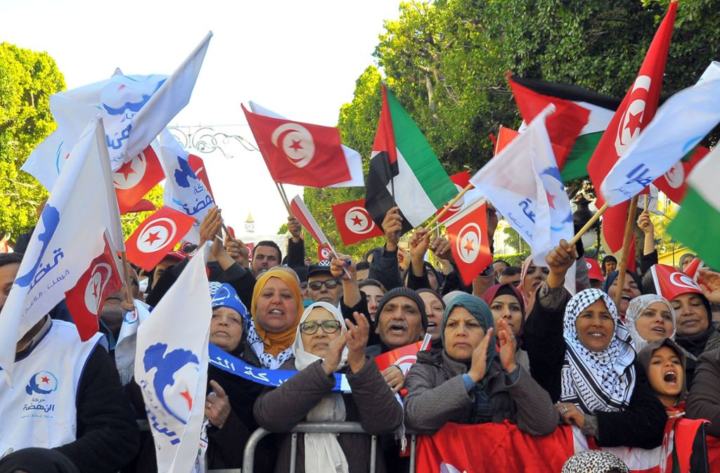 Familienangehörige von Personen, die im Laufe der Revolution vor sieben Jahren ums Leben kamen, protestieren in Tunis gegen die Regierung. Zwei Tage vor dem Jahrestag der Revolution Mitte Januar  sind in Tunesien erneut zahlreiche Menschen auf die Straße gegangen, um gegen steigende Preise und zu hohe Abgaben zu protestieren.