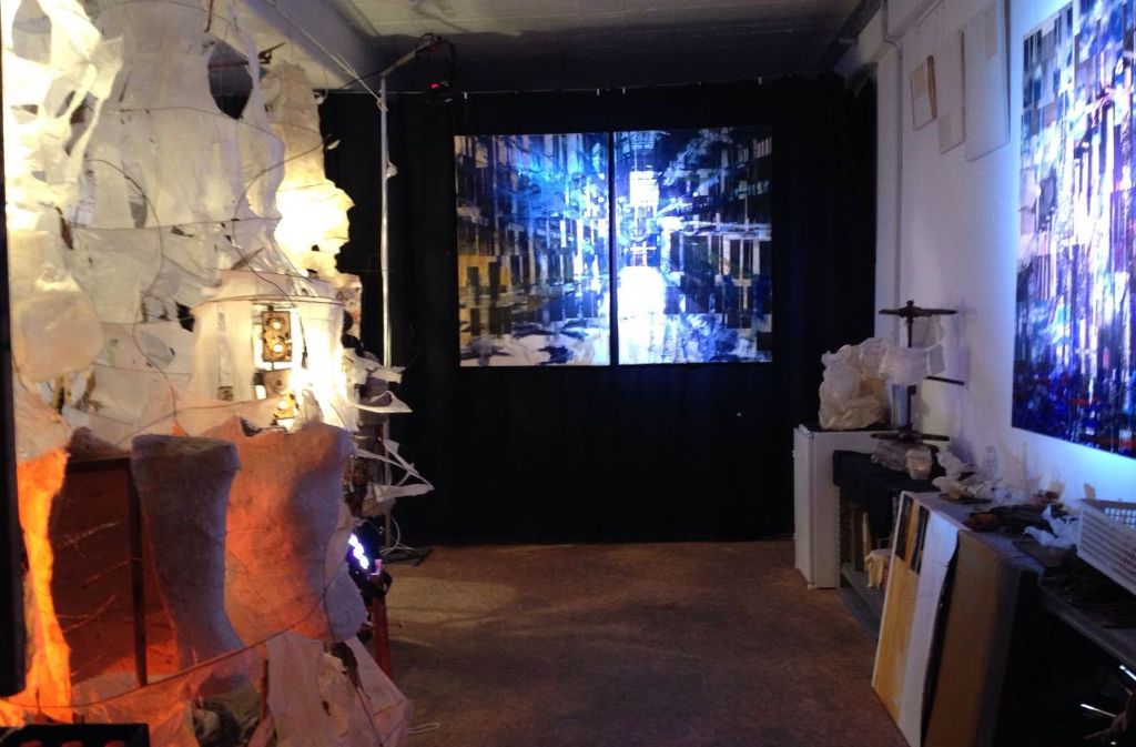 Leuchten und Lichtobjekte zeigt Uschi Lux in und vor ihrem Atelier.
