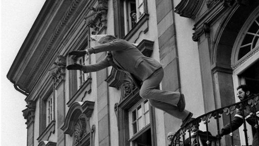 Beim Rathaussturm 1986 brachte sich der damalige OB Eberhard Klapproth mit einem kühnen Sprung vom Rathausbalkon vor dem närrischen Volk in Sicherheit. Foto: Horst Rudel