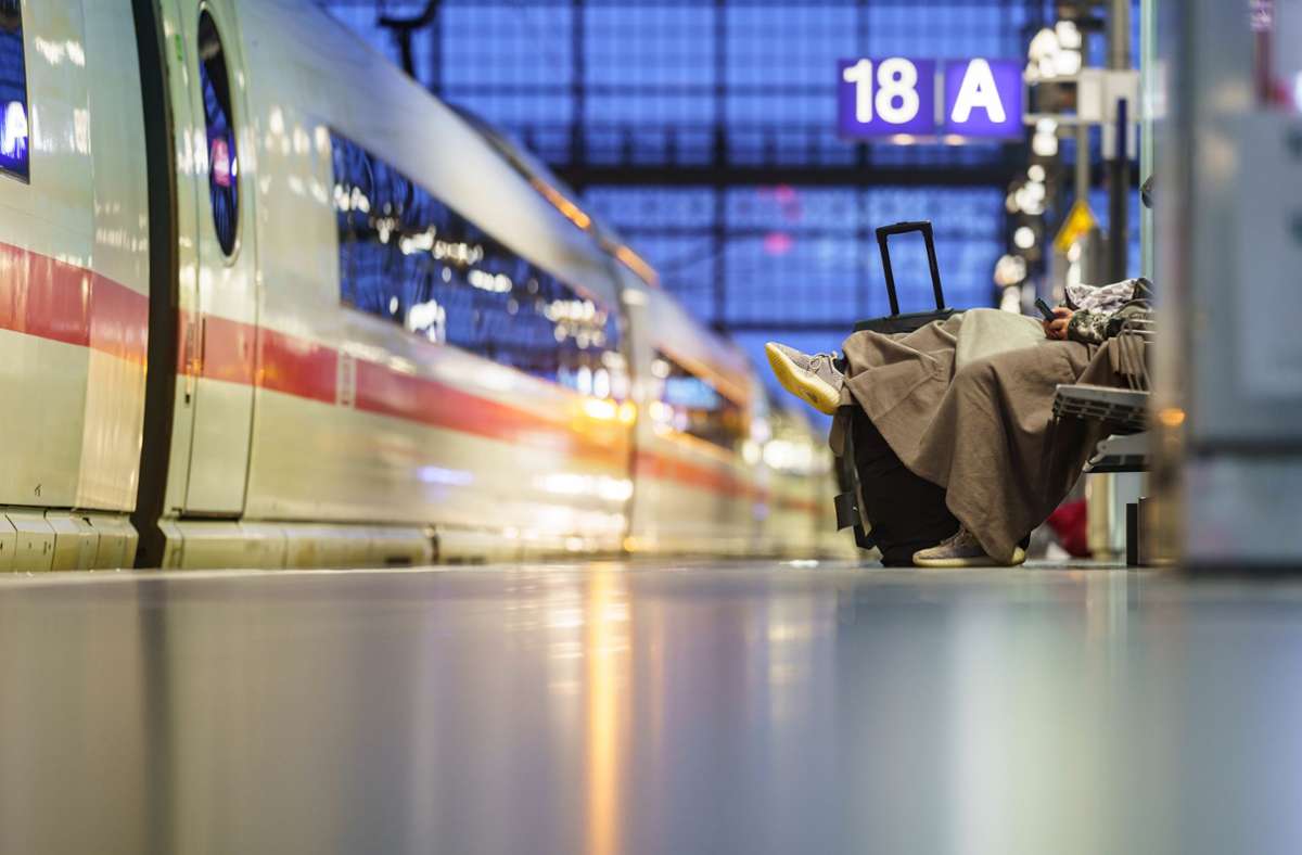 Für den Deutschlandtakt soll der Bahnverkehr auf einen bundesweiten Taktfahrplan umgestellt werden, der für Fahrgäste die Abfahrtszeiten zuverlässiger und planbarer macht und außerdem den Umstieg erleichtert. Foto: dpa/Frank Rumpenhorst