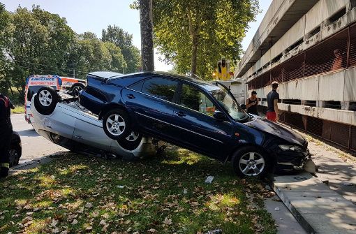 Ein 74-jähriger Autofahrer verhielt sich so ungeschickt beim Einparken, dass gleich zwei Autos aus  einem Parkhaus in Wien gestürzt sind Foto: Berufsrettung Wien