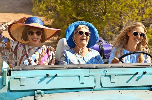 Ab in die Zukunft: Tanya (Christine Baranski), Rosie (Julia Walters) und Sophie (Amanda Seyfried) erfüllen den Lebenstraum einer Verstorbenen. Foto: Universal Pictures