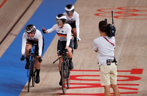 Der deutsche Bahnrad-Vierer der Frauen hat mit einem weiteren Weltrekord erstmals olympisches Gold in der Mannschaftsverfolgung gewonnen. Foto: AFP/ODD ANDERSEN