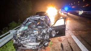 Der 43-jährige Fahrer konnte nur noch tot aus seinem Wagen geborgen werden. Foto: 7aktuell.de/Adomat