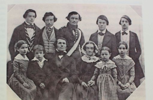 Widerspenstige Haare, entschlossener Blick: Ernst Friedrich Hauff (mit weißer Schärpe) inmitten seiner Familie Foto: Caroline Holowiecki