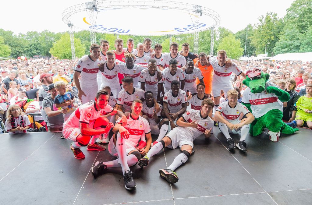 Die VfB-Mannschaft posiert vor den Fans für ein Foto