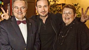 Eric Gauthier   mit seinen Eltern, die aus Kanada angereist sind. Noch mehr Fotos von der  großen Geburtstagsparty nach der Premiere im Theaterhaus in unserer Bildergalerie. Foto: Lichtgut/Julian Rettig