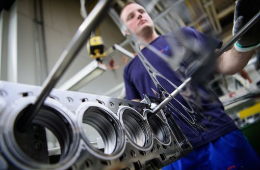 Ein Elring-Klinger-Mitarbeiter kontrolliert Zylinderkopfdichtungen. Der Autozulieferer wächst deutlich schneller als die Branche. Foto: dpa