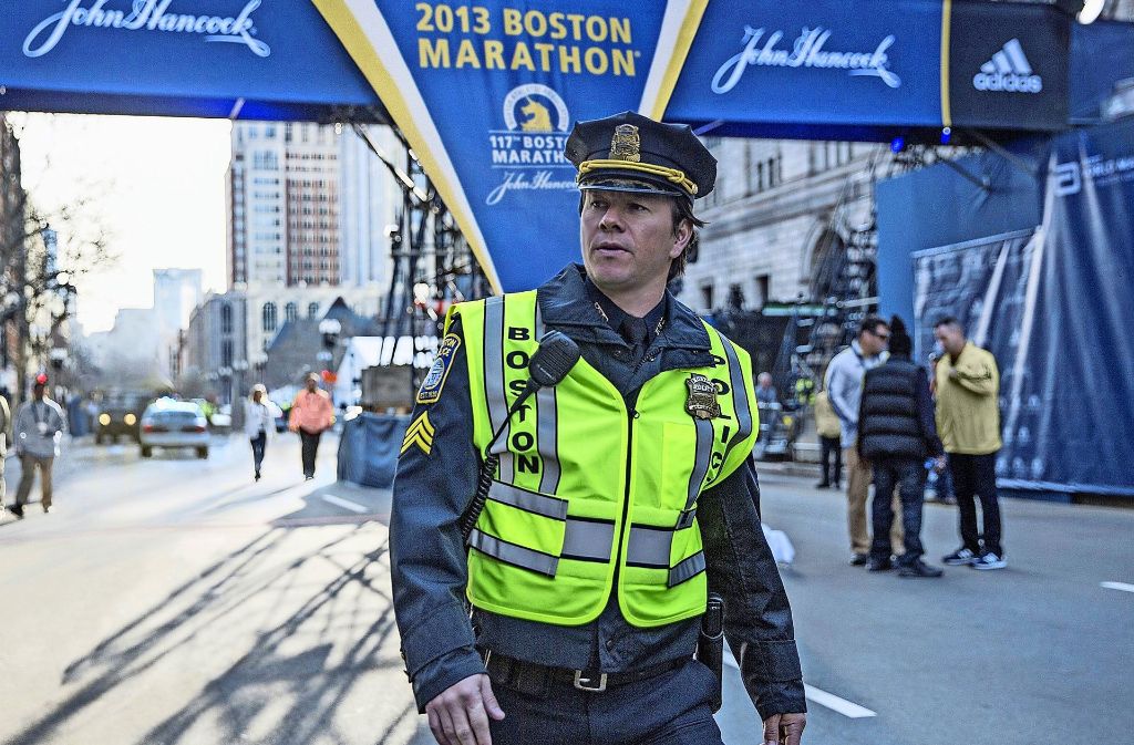 Der Polizist Tommy Saunders (Mark Wahlberg) sucht die Bombenleger von Boston