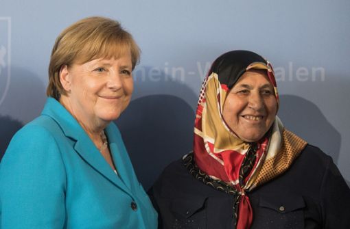 Angela Merkel neben Mevlüde Genc, die bei dem Anschlag vor 25 Jahren zwei Töchter, zwei Enkelinnen und eine Nichte verlor. Foto: dpa