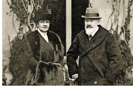 König Wilhelm II.  und seine Frau Charlotte vor dem Kloster Bebenhausen, wo sie nach der Revolution von 1918 lebten Foto: Stadtarchiv /Stuttgart