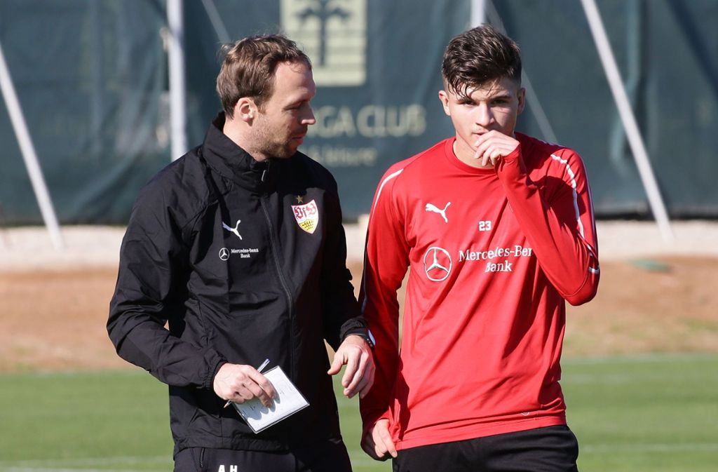 Soll den VfB Stuttgart II vor dem Abstieg retten: Trainer Andreas Hinkel (li.), neben Nachwuchstalent Antonis Aidonis. Foto: Baumann