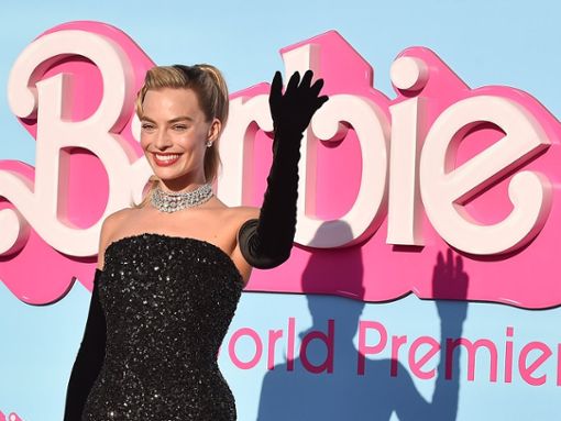 Margot Robbie winkt bei der Weltpremiere von Barbie ins Publikum. Foto: DFree/Shutterstock