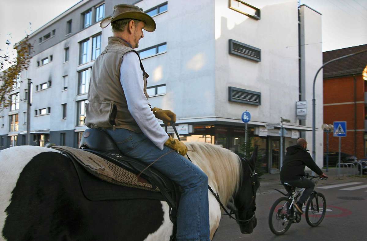 Hoch zu Ross geht es auch gerne durch die Fellbacher Bahnhofstraße: Gerhard Knauer und sein Pferd Sancho Pancho Foto: Eva Schäfer