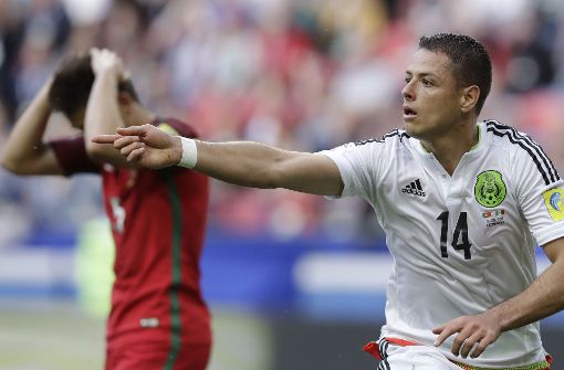 Javier Hernandez (rechts) von Bayer Leverkusen erzielte das zwischenzeitliche 1:1. Foto: AP