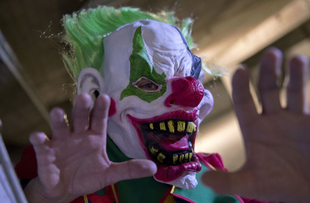 Für den Überfall vermummte sich der Täter mit einer ähnlichen Horror-Clown-Maske. Foto: dpa/Paul Zinken