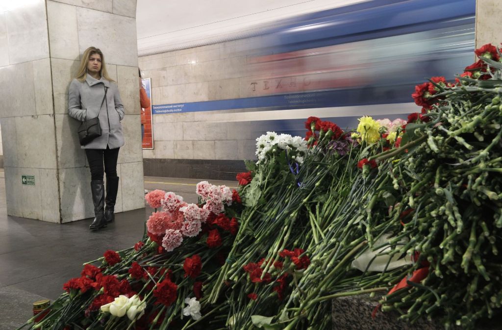 Gedenken an die Opfer in St. Petersburg: Die Ermittler gehen nun der Frage nach, ob der Attentäter dem Islamischen Staat nahe stand.