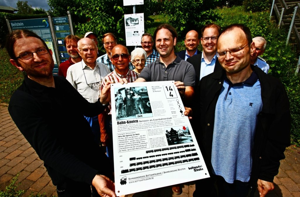 Die Macher Wolfram Berner, Oliver Kämpf  und Hans-Joachim Knupfer (vorne, von links) präsentieren die neue Infotafel. Foto: Frank Wittmer